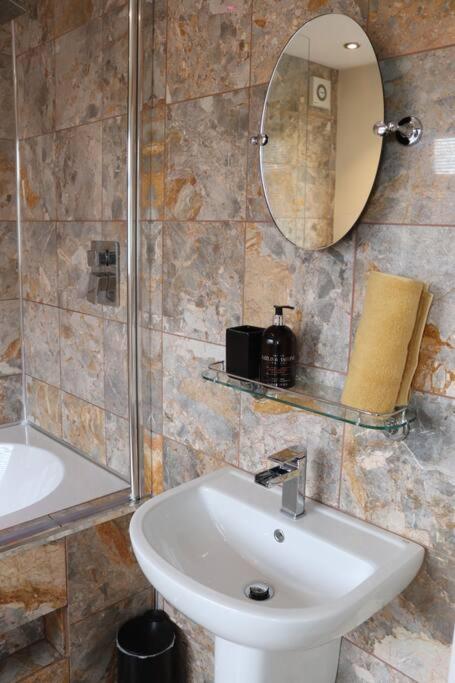Cosy 3 Bedroom 2 Bathroom House With Parking Sheldon  Экстерьер фото