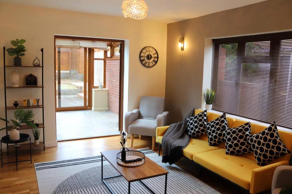 Cosy 3 Bedroom 2 Bathroom House With Parking Sheldon  Экстерьер фото