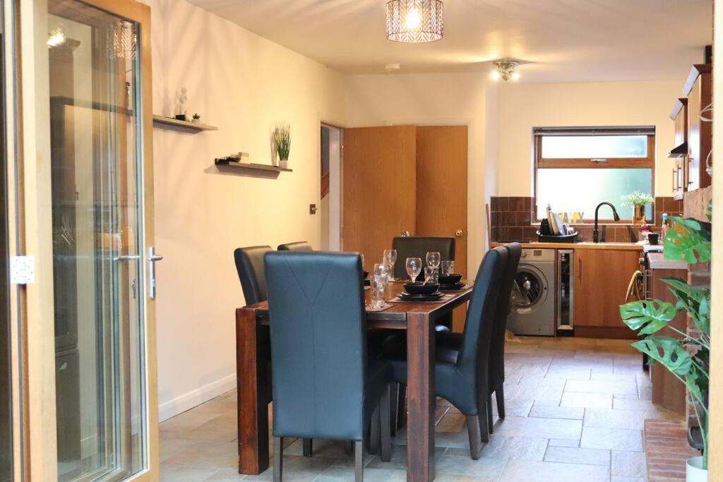 Cosy 3 Bedroom 2 Bathroom House With Parking Sheldon  Экстерьер фото
