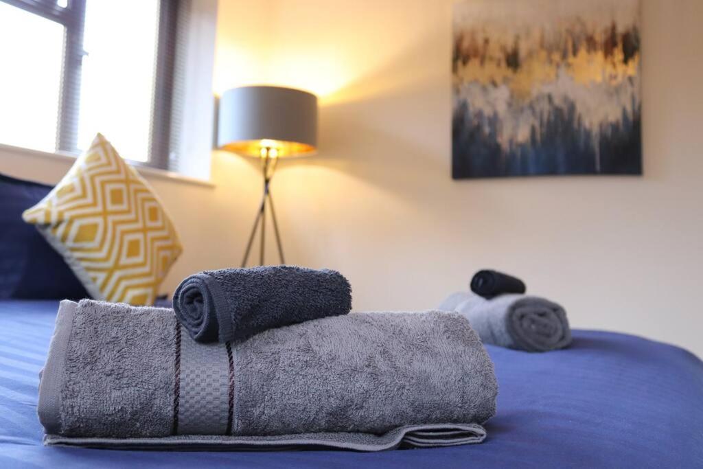 Cosy 3 Bedroom 2 Bathroom House With Parking Sheldon  Экстерьер фото