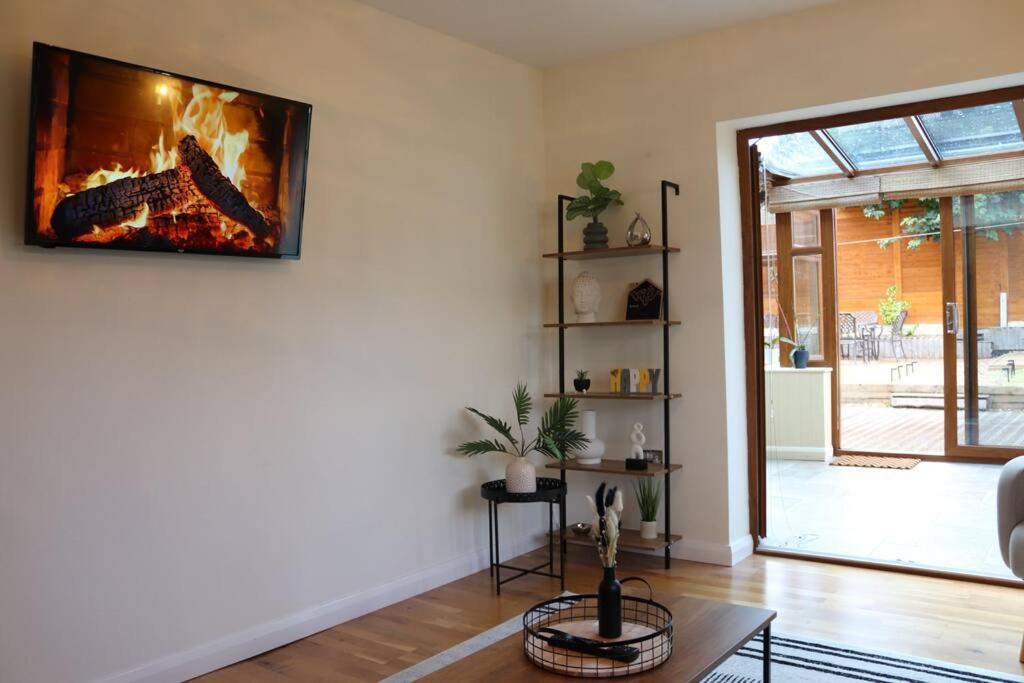 Cosy 3 Bedroom 2 Bathroom House With Parking Sheldon  Экстерьер фото