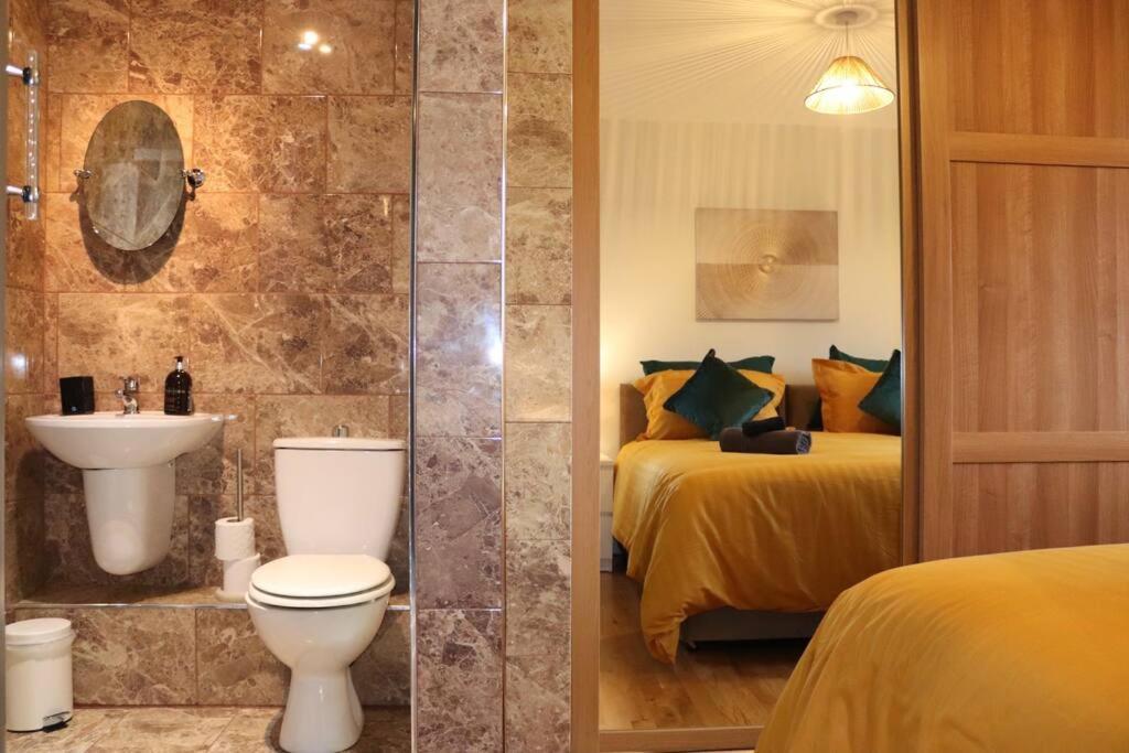 Cosy 3 Bedroom 2 Bathroom House With Parking Sheldon  Экстерьер фото